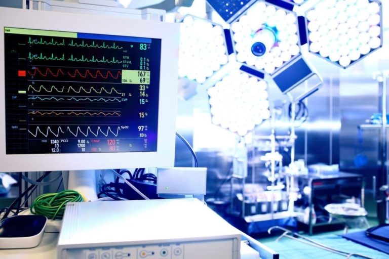 Image highlighting the benefits of choosing a surgical technician career.